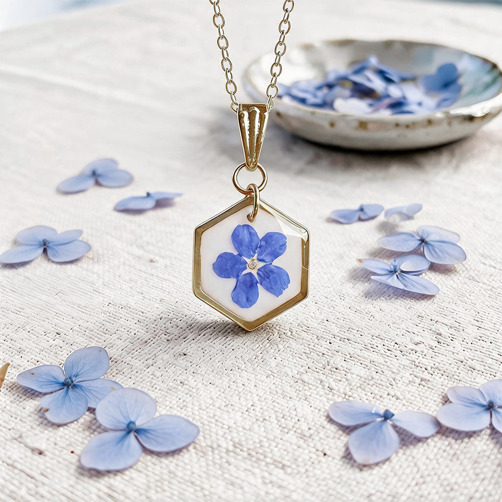 Lemmikki kukkakaulakoru, aito sininen kukka resiinissΓ€ β real forget-me-not necklace