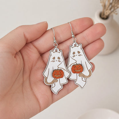 käsintehdyt Halloween kissa haamu korvakorut kädessä mittakaavan näyttämiseksi