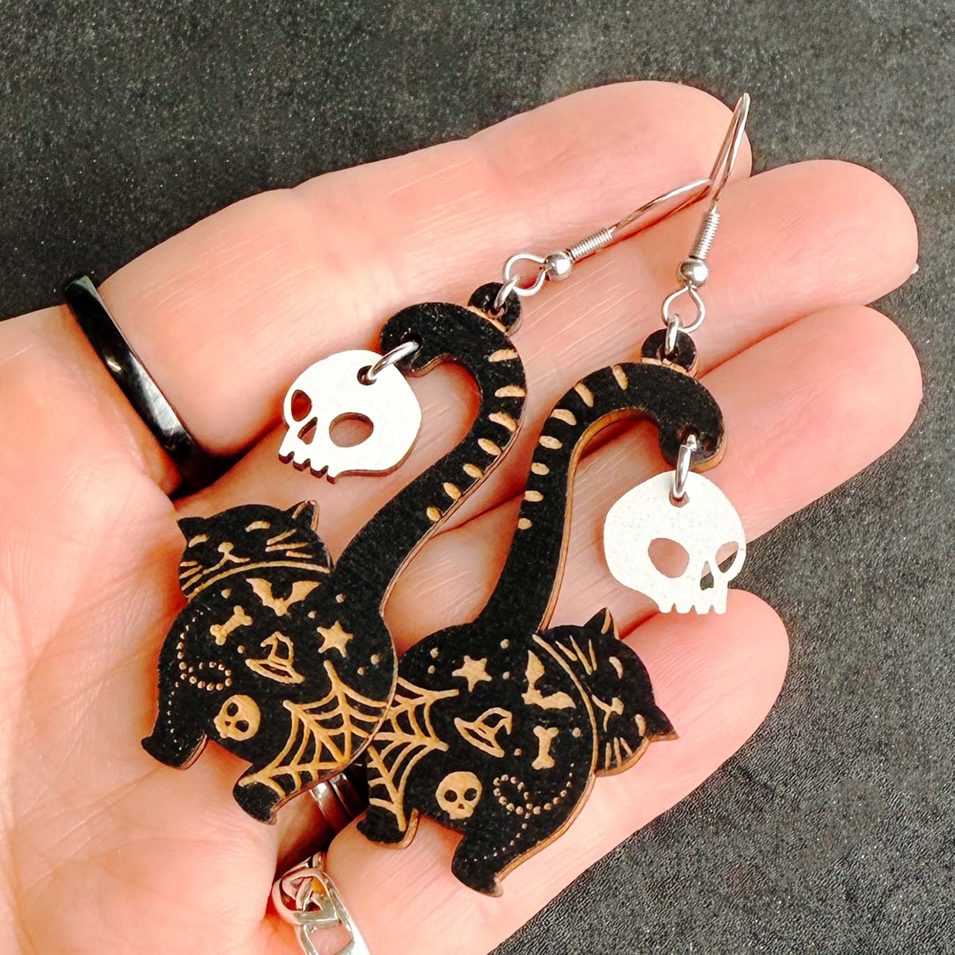 mustat halloween kissa korvakorut kalloriipuksella vaneri käsintehty suomi kädessä koko noin 6 cm byMinta