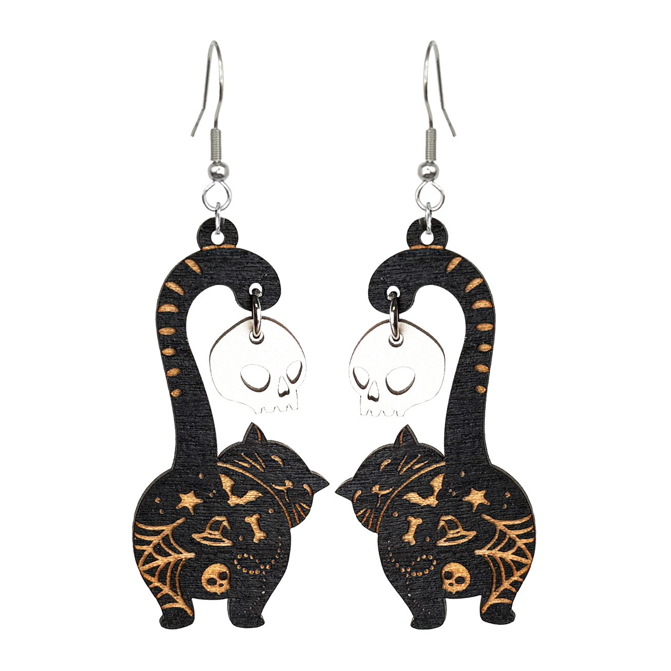 käsintehdyt mustat Halloween tatskattu kissa korvakorut valkoisella taustalla