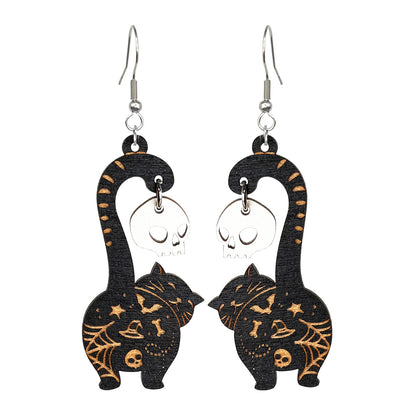 käsintehdyt mustat Halloween tatskattu kissa korvakorut valkoisella taustalla