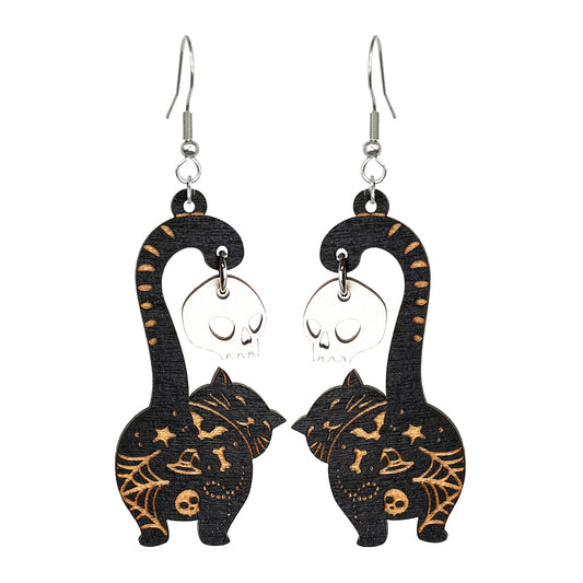 käsintehdyt mustat Halloween tatskattu kissa korvakorut valkoisella taustalla