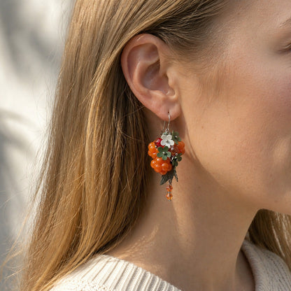 Hillasuo korvakorut mallin korvassa, käsintehdyt marjakorvakorut byMinta