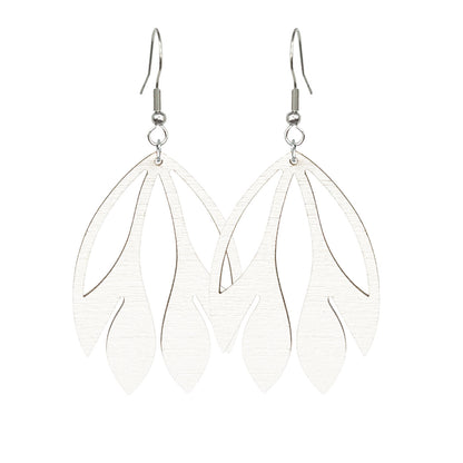 kaaristo korvakorut valkoinen – näyttävät vanerikorvakorut – lightweight statement wooden earrings Finland byMinta