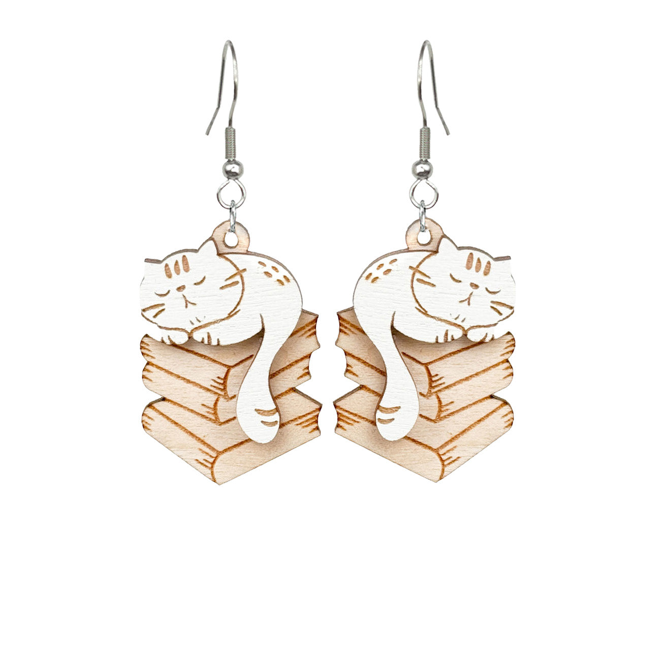 kirjastokissa korvakorut valkoinen – kissa kirjapinon päällä koivuvaneri, kaiverrettu ja kerrostettu | white cat on books earrings birch plywood engraved byMinta