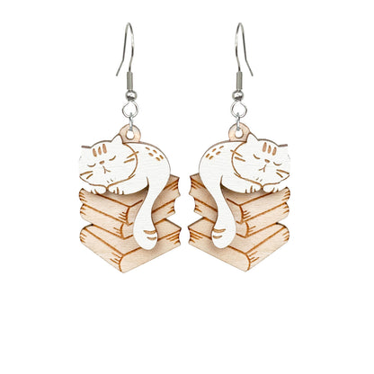 kirjastokissa korvakorut valkoinen – kissa kirjapinon päällä koivuvaneri, kaiverrettu ja kerrostettu | white cat on books earrings birch plywood engraved byMinta