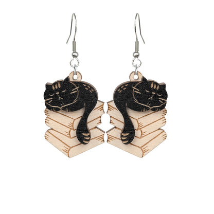 kirjastokissa korvakorut musta – kissa kirjapinon päällä koivuvaneri, kaiverrettu ja kerrostettu | black cat on books earrings birch plywood engraved byMinta