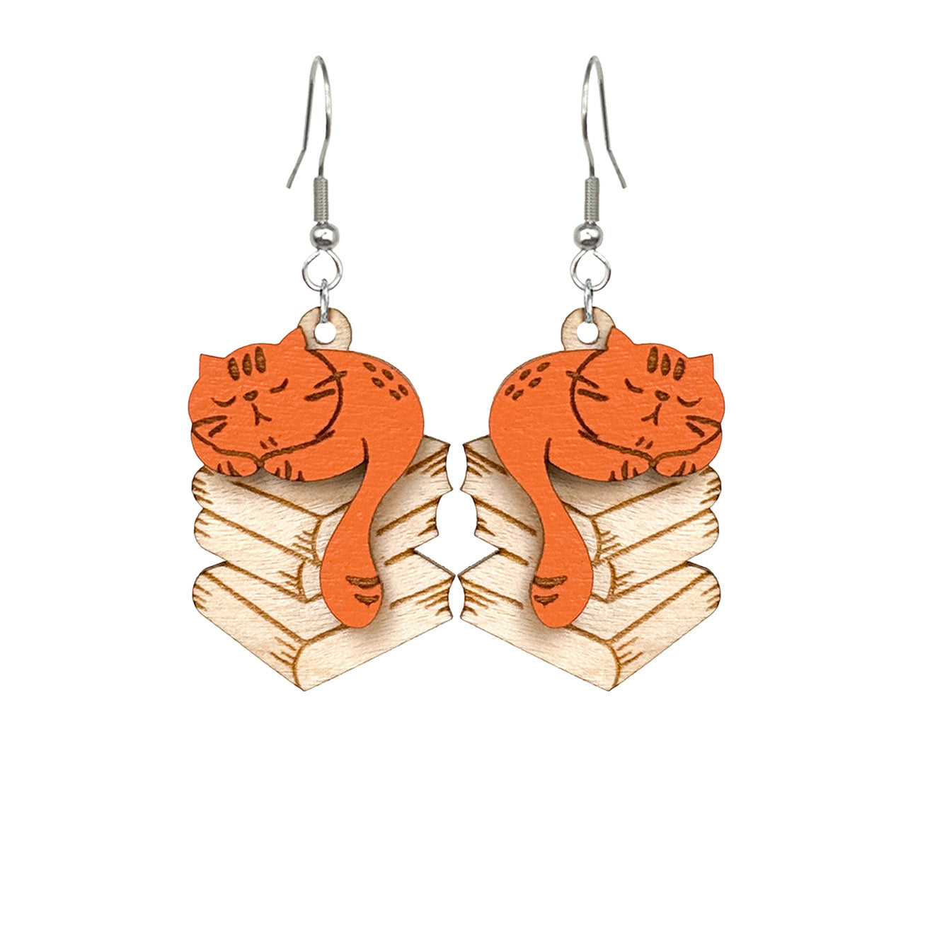 kirjastokissa korvakorut – kissa kirjapinon päällä koivuvaneri, kaiverrettu ja kerrostettu | cat on books earrings birch plywood engraved layered byMinta
