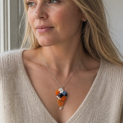 Marjametsä kaulakoru mallin kaulassa, käsintehty marjakoru Suomesta byMinta