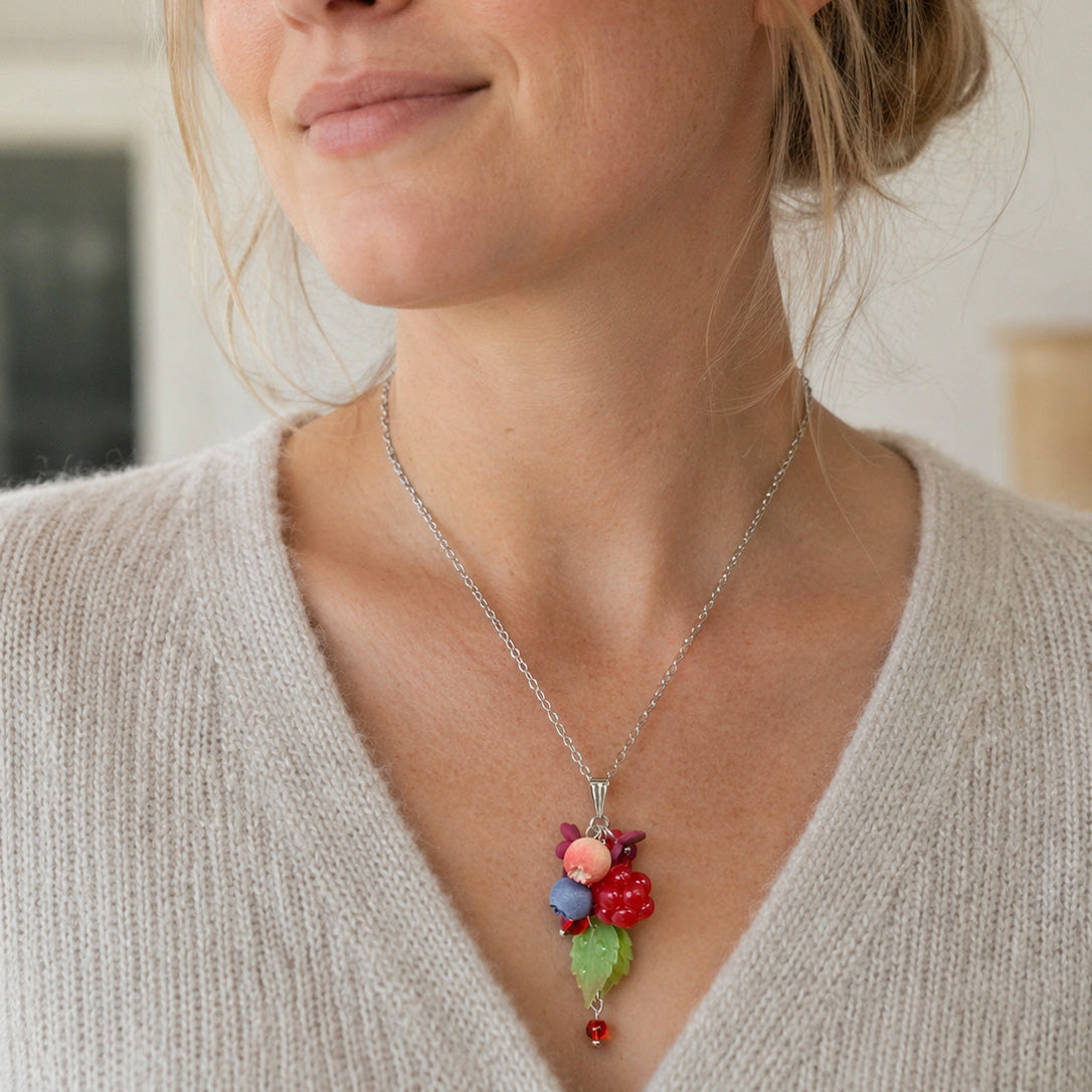 byMinta marjakorukaulakoru mallin kaulassa, käsintehty, luonnon inspiroima design, Suomi 