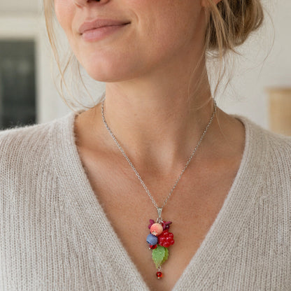 byMinta marjakorukaulakoru mallin kaulassa, käsintehty, luonnon inspiroima design, Suomi 