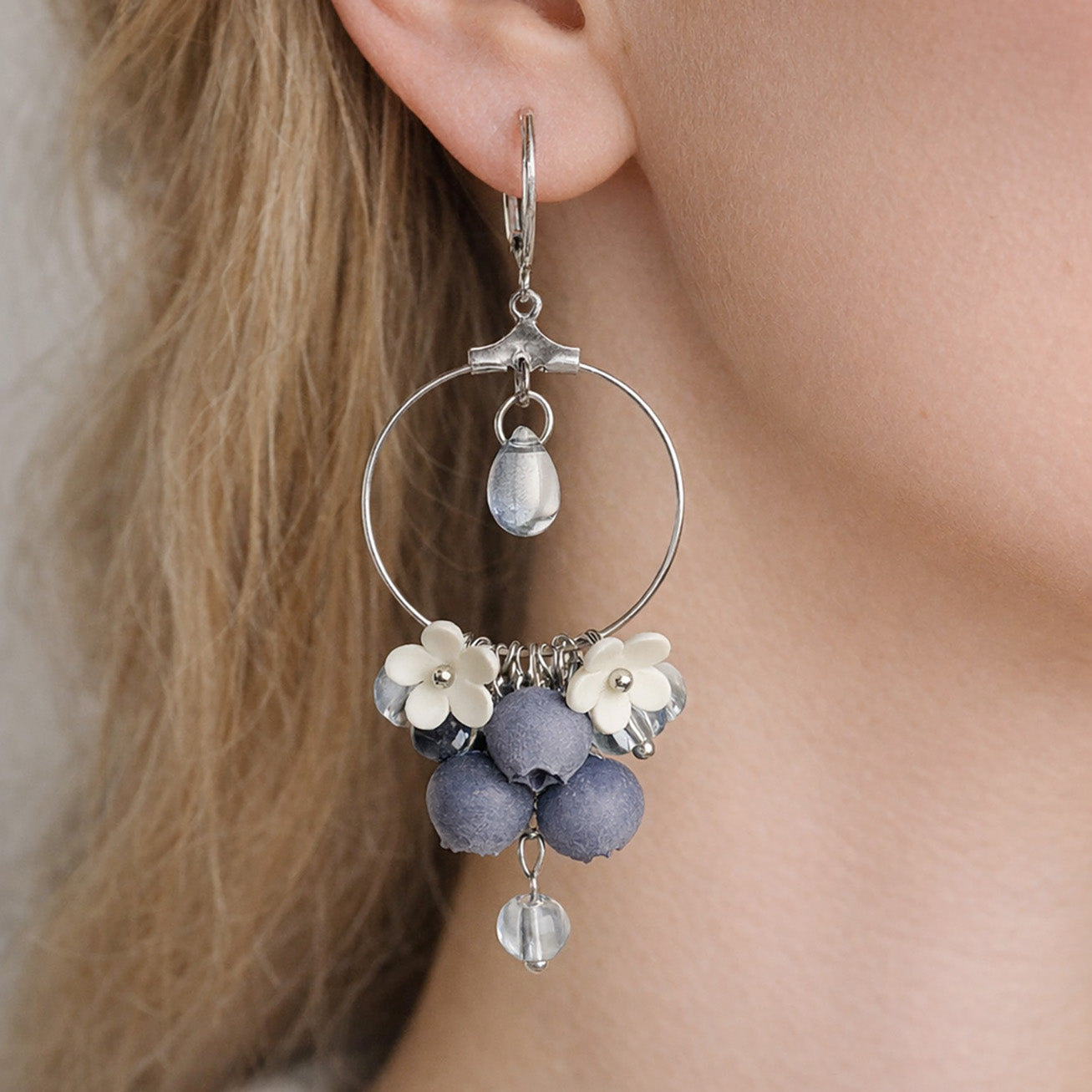 mustikkametsä rengaskorvakorut käytössä – käsintehdyt marjakorut byMinta