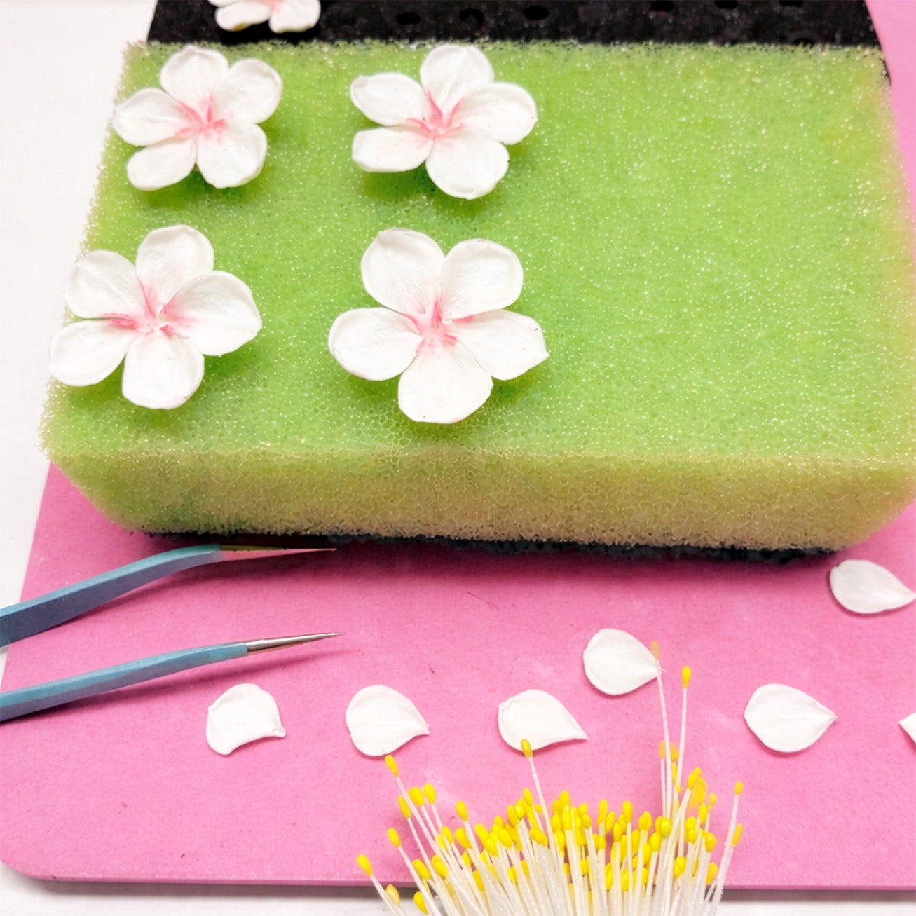 omenakukka nappikorvakorut valmistuksessa – käsintehdyt kukkakorut byMinta 